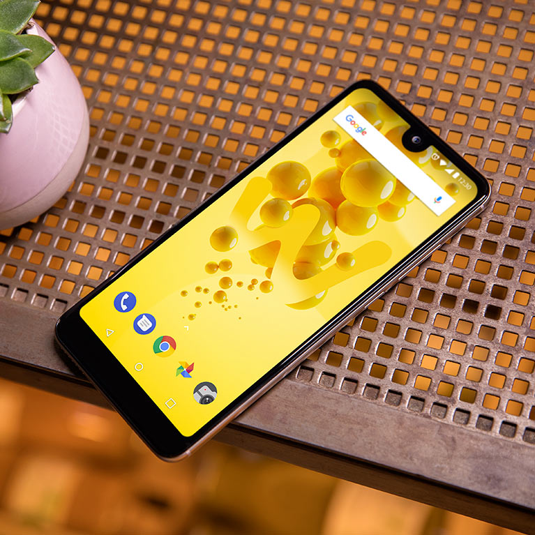Smartphone View 2 mostrato su tavolo di legno