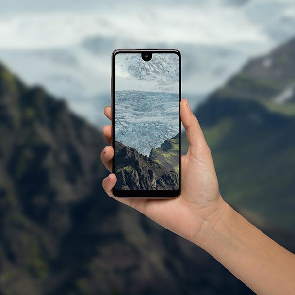mano che manipola uno smartphone View 2 con montagne in backround